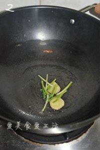 酱爆螺蛳,锅中放油烧热,放入姜片和葱白爆香