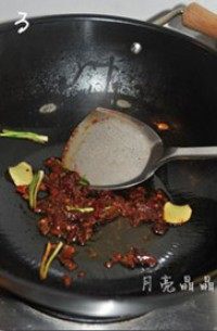 酱爆螺蛳,放入一汤匙郫县豆瓣酱,爆炒出香味