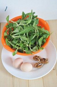 马兰核桃鸡蛋卷,<a style='color:red;display:inline-block;' href='/shicai/ 3284'>马兰</a>头取嫩叶，冲洗干净