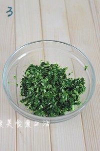 马兰核桃鸡蛋卷,把马兰稍稍用手挤出部分水分，切碎，放大碗里