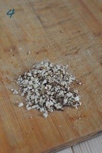 马兰核桃鸡蛋卷,核桃仁用刀背压碎