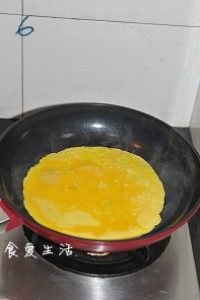 马兰核桃鸡蛋卷,<a style='color:red;display:inline-block;' href='/shicai/ 9'>鸡蛋</a>打散，平底锅烧热后，倒入食用油润下整个锅底，然后倒出多余的油，小火，倒入蛋液摊成蛋饼，关火
