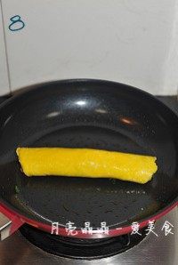 马兰核桃鸡蛋卷,卷起来，注意要卷的稍微紧一点