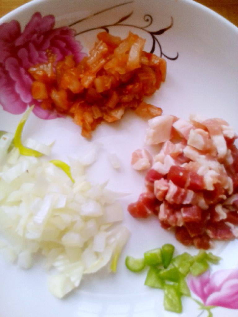 辣白菜五花肉炒饭,将所以材料，切丁备用。