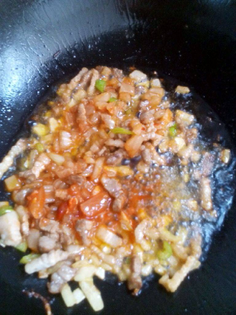 辣白菜五花肉炒饭,锅中放入油，油热后加入<a style='color:red;display:inline-block;' href='/shicai/ 428'>五花肉</a>炒至变色，再加入<a style='color:red;display:inline-block;' href='/shicai/ 2863'>辣白菜</a>和<a style='color:red;display:inline-block;' href='/shicai/ 29'>洋葱</a>辣椒，炒几下