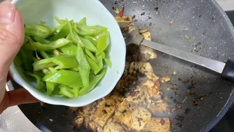 辣椒豆腐干小炒肉,最后加入炒过的青椒