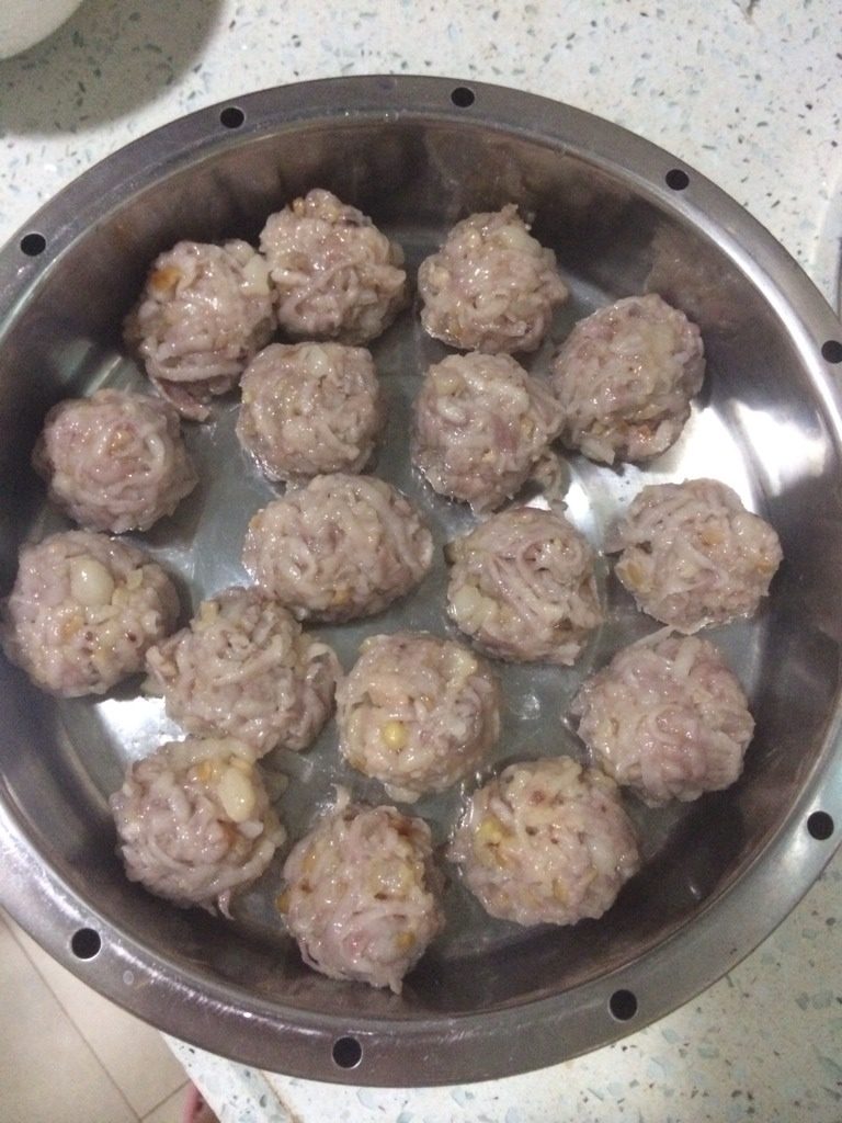芋头丸子,如图7，蒸熟的丸子开锅趁热吃最好吃，所以客家人也叫“开锅肉丸”。