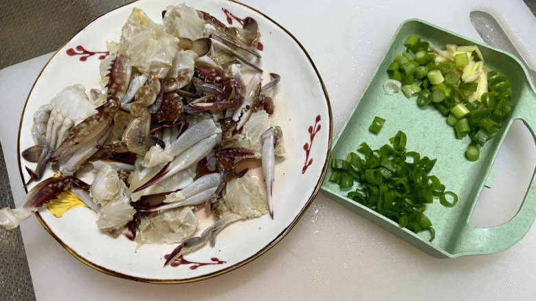 蟹肉粥,梭子蟹去腮清洗干净,小葱洗净葱白葱叶分开切末,姜洗净切丝
