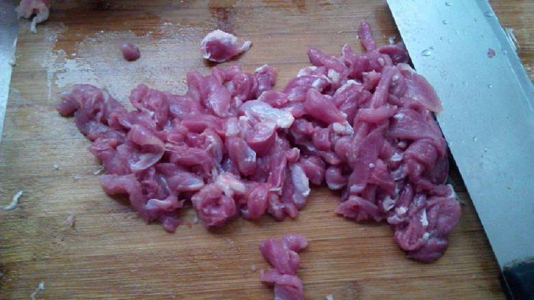 香菇滑炒肉丝,瘦肉洗干净切肉丝