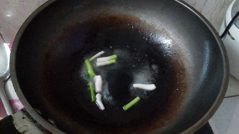 香菇滑炒肉丝,热锅放油爆香葱头
