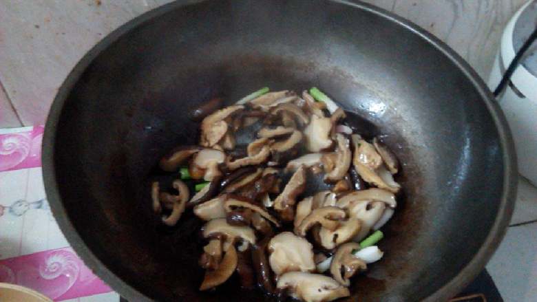香菇滑炒肉丝,倒入香菇滑炒