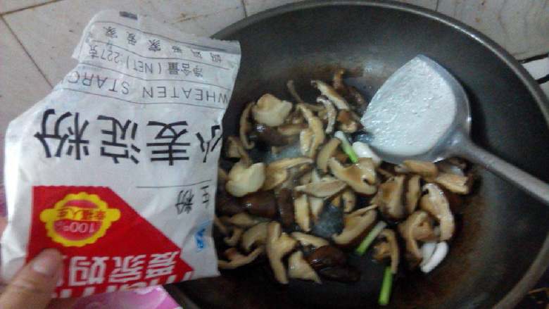 香菇滑炒肉丝,用淀粉调点水淀粉倒进去翻炒香菇