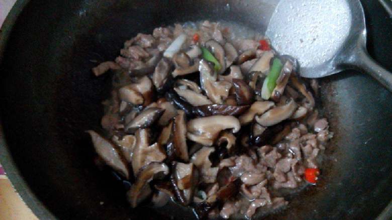 香菇滑炒肉丝,倒入事先炒好的香菇，加点水翻炒一分钟