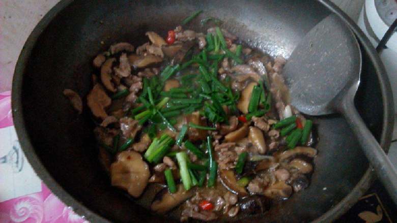 香菇滑炒肉丝,最后起锅加入葱段