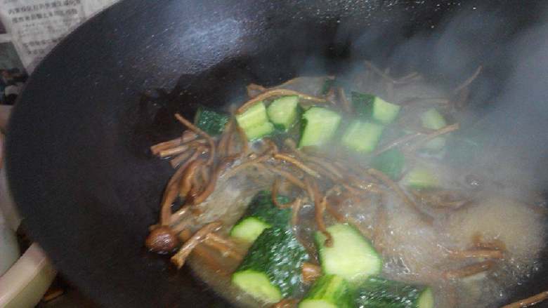 茶树菇丸子,油热后加<a style='color:red;display:inline-block;' href='/shicai/ 3250'>葱</a>，黄瓜，茶树菇翻炒加加<a style='color:red;display:inline-block;' href='/shicai/ 692'>酱油</a>，加入适量温水至九成熟