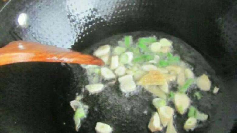 干锅肥肠,炒锅倒油爆香葱 姜 蒜。