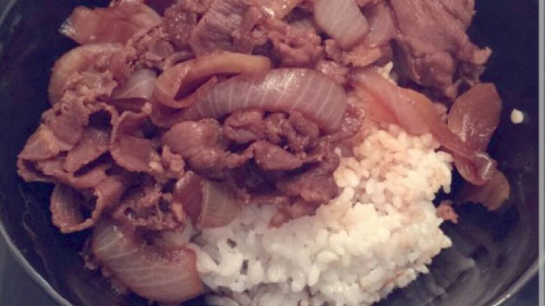 洋葱牛肉盖浇饭