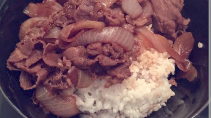 洋葱牛肉盖浇饭