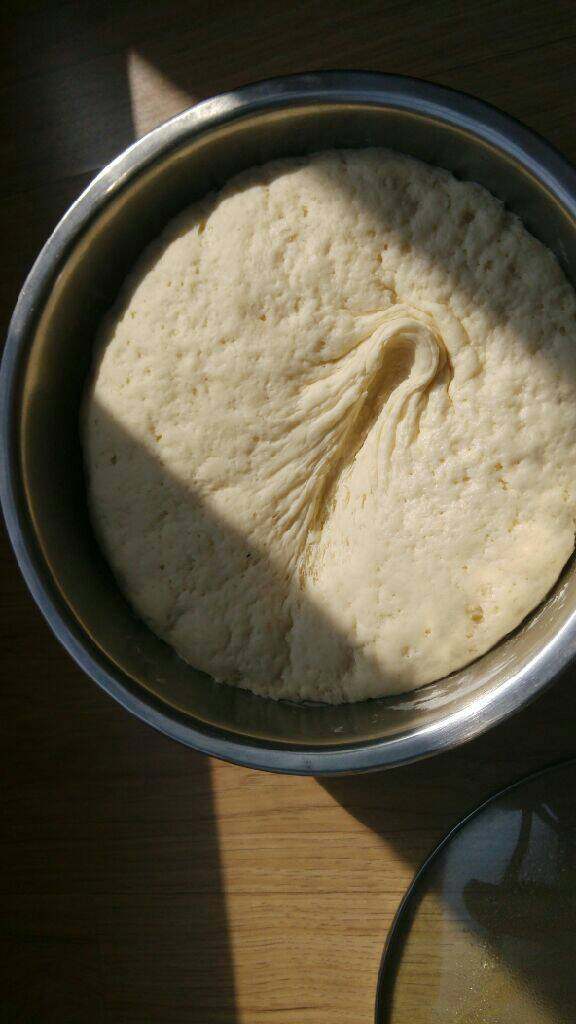 猪肉萝卜粉丝包,用<a style='color:red;display:inline-block;' href='/shicai/ 731'>酵母</a><a style='color:red;display:inline-block;' href='/shicai/ 156925'>水</a>和面，面和的软一些比较容易包，<a style='color:red;display:inline-block;' href='/shicai/ 519'>面粉</a>发酵的过程我们准备馅