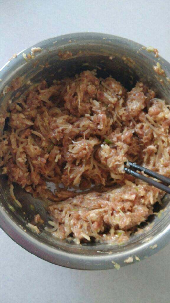 猪肉萝卜粉丝包,肉馅放入盆中，加水顺时针方向搅动上劲，再加入葱姜末搅均匀，加入<a style='color:red;display:inline-block;' href='/shicai/ 692'>酱油</a>，<a style='color:red;display:inline-block;' href='/shicai/ 829'>十三香</a>，油搅均匀后，再加入萝卜和粉丝加盐搅拌均匀即可