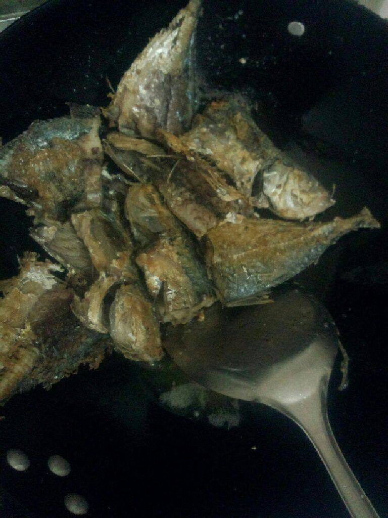 自制咸鱼,即可关火 在把鱼弄到一旁停干油