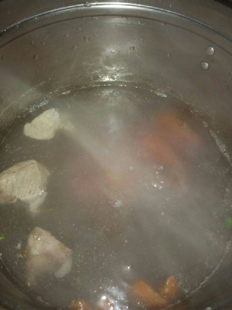 自制酸辣粉,在转小火煲二十分钟左右在把番茄放入煲
