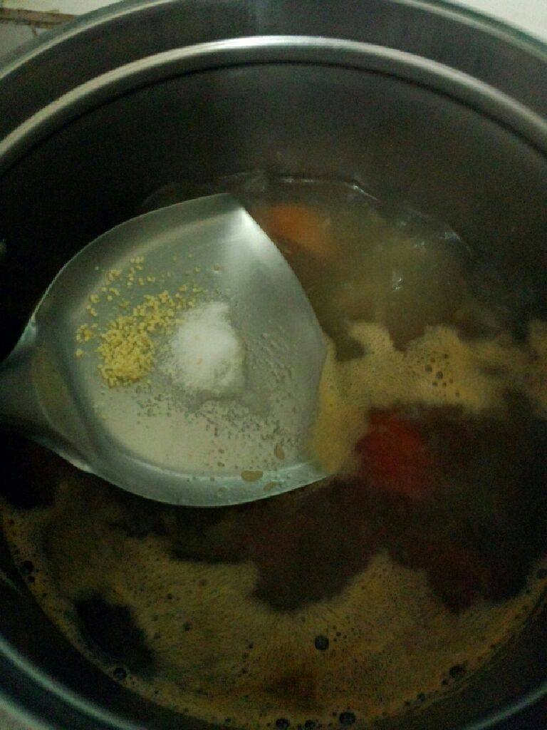 自制酸辣粉,煮至薯粉差不多熟时在把辣竹笋放入  加盐  鸡精粉  <a style='color:red;display:inline-block;' href='/shicai/ 788'>生抽</a>  <a style='color:red;display:inline-block;' href='/shicai/ 750'>陈醋</a>煮滚