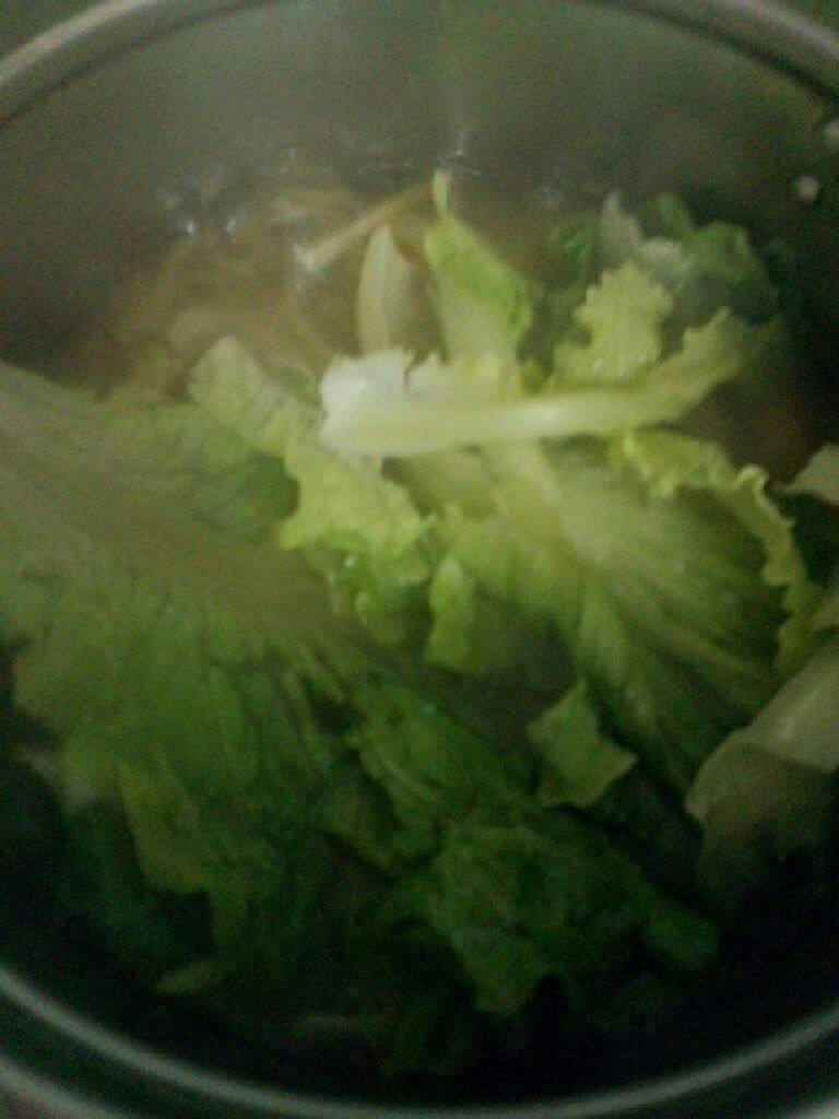 自制酸辣粉,在把生菜放入大火煮滚