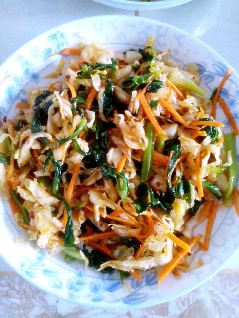 炝拌包菜,拌匀即可食用。