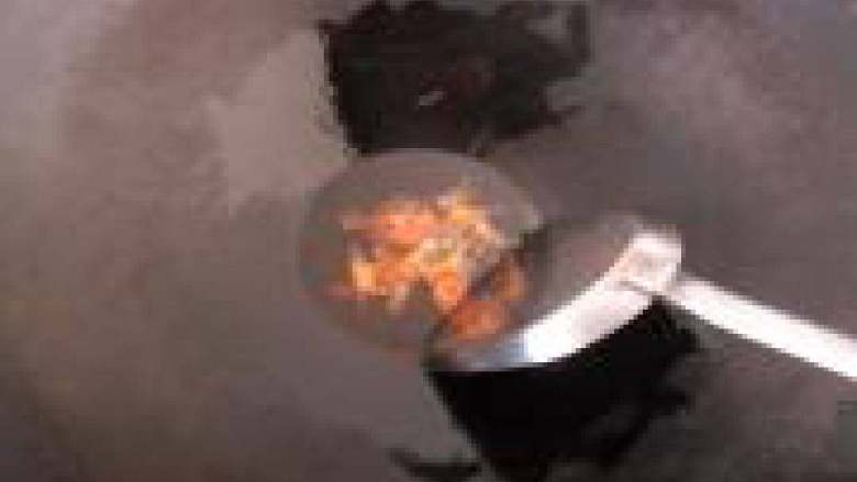 爆炒肥肠,炒锅倒油烧热，下入<a style='color:red;display:inline-block;' href='/shicai/ 700'>花椒</a>和<a style='color:red;display:inline-block;' href='/shicai/ 86474'>干辣椒</a>小火炸香，捞出倒掉