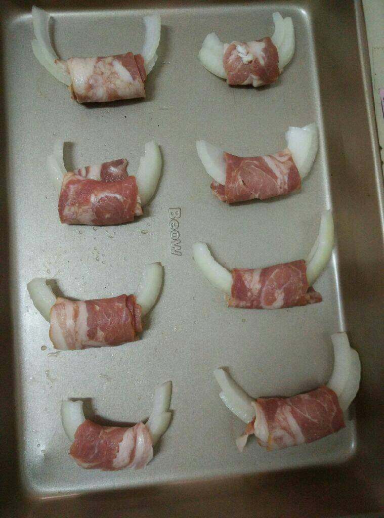 培根卷洋葱,<a style='color:red;display:inline-block;' href='/shicai/ 443'>培根</a>软化后把洋葱包起来，如图