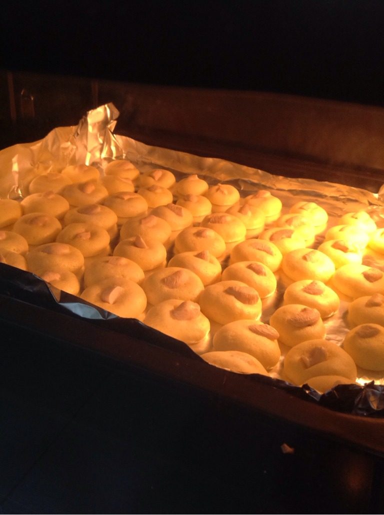 蛋黄腰果饼干,烤箱预热上下火170度,中上层,烤15分钟,直至表面金黄即可出炉。