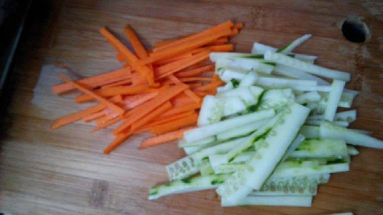 自制寿司,切切长条。