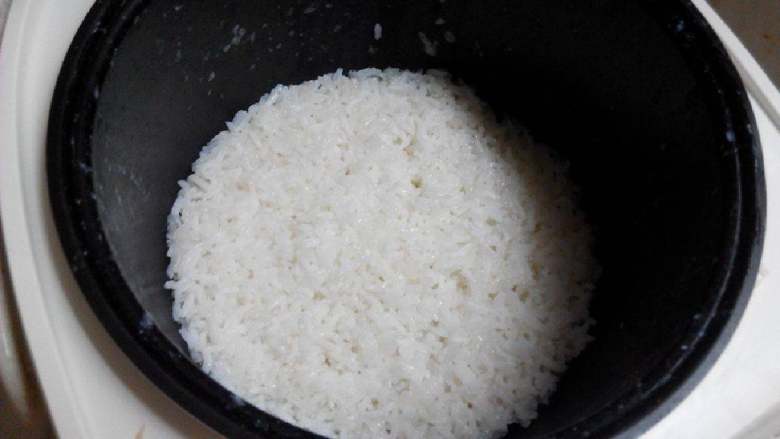 自制寿司,煮好的<a style='color:red;display:inline-block;' href='/shicai/ 507'>米饭</a>【糯米和大米比例1:2】