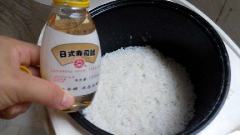 自制寿司,加入<a style='color:red;display:inline-block;' href='/shicai/ 4734'>寿司醋</a>搅拌均匀，待米饭凉凉