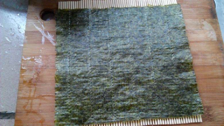 自制寿司,寿司帘洗净擦干，放在干净的砧板上，将紫菜放在竹帘上；