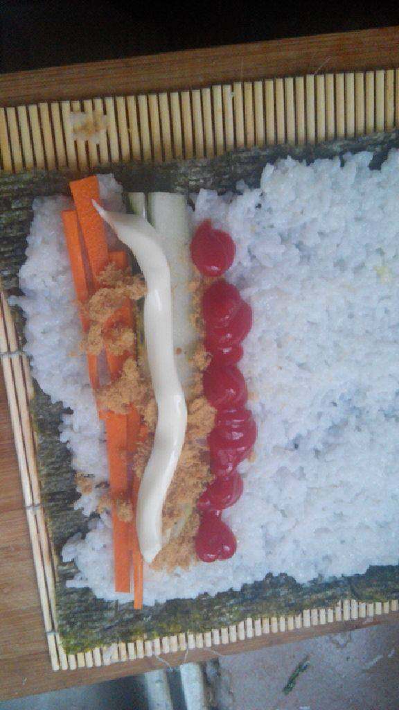 自制寿司,还可以根据个人各人喜欢挤上<a style='color:red;display:inline-block;' href='/shicai/ 699'>番茄酱</a>和<a style='color:red;display:inline-block;' href='/shicai/ 4856'>沙拉酱</a>