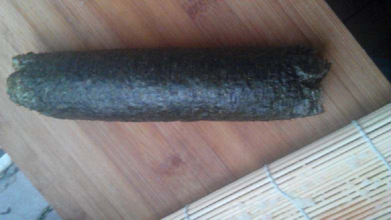 自制寿司,卷的时候，一定要注意，用力包紧，这样做出的寿司才会好看，又好切；