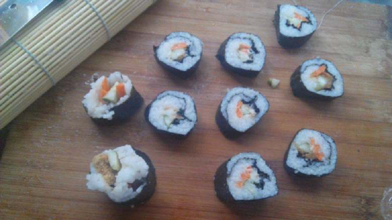 自制寿司,切的时候把刀抹少许水但不能多，切起来不会粘。