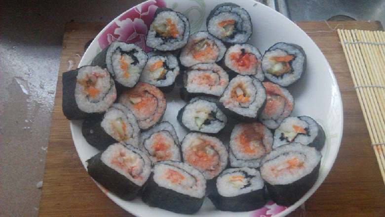 自制寿司,近拍一张。装一盘，好好吃啊，我已经偷吃了,味道很美哦。