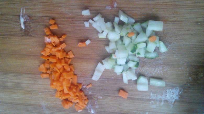 萌萌哒饭团,<a style='color:red;display:inline-block;' href='/shicai/ 25'>胡萝卜</a>和<a style='color:red;display:inline-block;' href='/shicai/ 54'>黄瓜</a>切丁