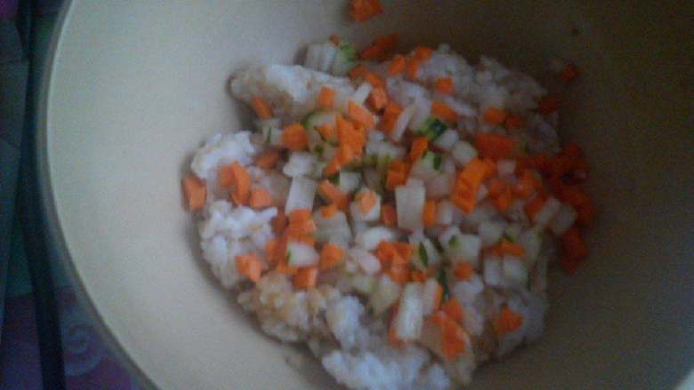 萌萌哒饭团,加入黄瓜和胡萝卜粒搅拌均匀