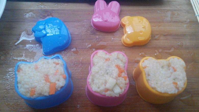 萌萌哒饭团,装入米饭压平