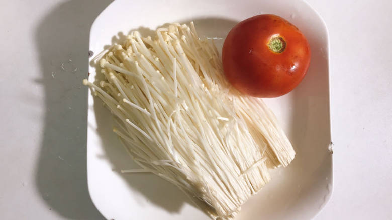 金针菇番茄汤,准备食材:<a style='color:red;display:inline-block;' href='/shicai/ 59'>番茄</a>,<a style='color:red;display:inline-block;' href='/shicai/ 234'>金针菇</a>