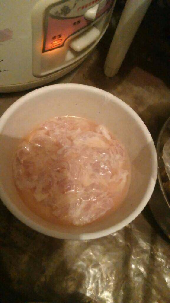 滑肉青菜汤,<a style='color:red;display:inline-block;' href='/shicai/ 429'>瘦肉</a>切片，放水淀粉里加<a style='color:red;display:inline-block;' href='/shicai/ 718'>料酒</a>腌十几分钟（淀粉尽量多点，呈糊状）