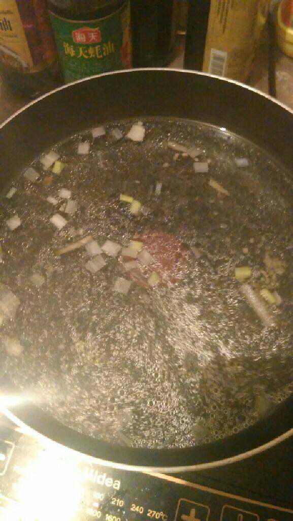 滑肉青菜汤,<a style='color:red;display:inline-block;' href='/shicai/ 121'>生菜</a>洗净，切小片，锅里放少量油炒香葱姜，加适量水烧开