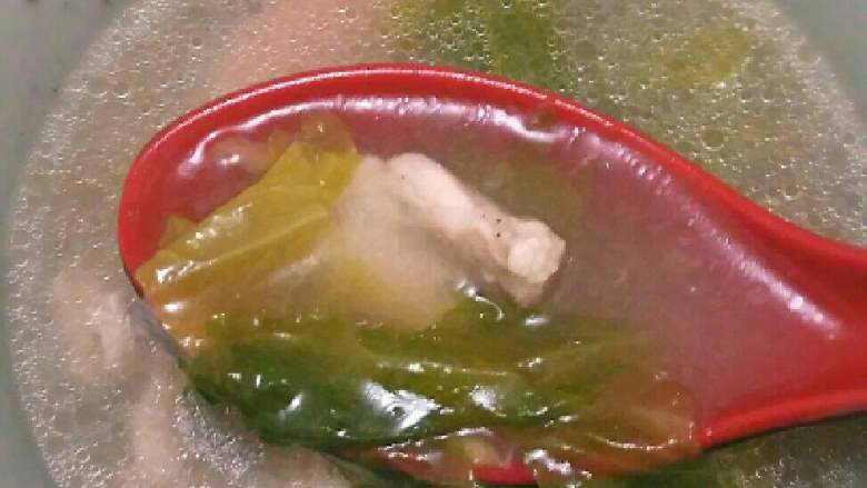 滑肉青菜汤,用筷子把肉片一片片放入水里划开，煮几分钟后放入生菜关火，加<a style='color:red;display:inline-block;' href='/shicai/ 756'>鸡精</a><a style='color:red;display:inline-block;' href='/shicai/ 847'>香油</a>调味