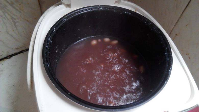 红豆薏米花生冰棍,将红豆放入电饭锅中,加适量清水用大火煮开,一直煮到保温