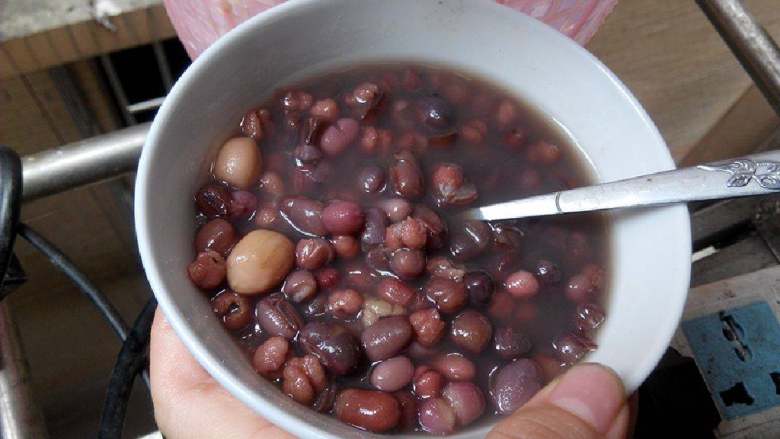 红豆薏米花生冰棍,装碗里可以直接当糖水吃,