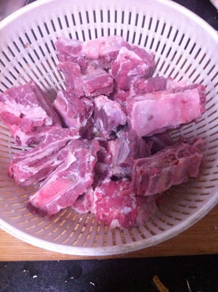 牛排焖土豆片,牛排要水泡大概一个小时,泡出血水,期间换两次水